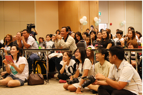 Kacha and his fans in the birthday party held at King Chulalongkorn Memorial hospital